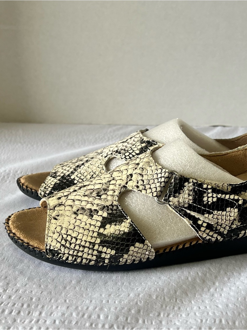 Naturalizer leather snake skin look Velcro Scout sandals 8W - Picture 4 of 9